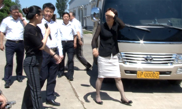 6月21日遼寧省副省長(zhǎng)郝春榮來正業(yè)花生考察指導(dǎo)(圖1) 2018062514563411.jpg