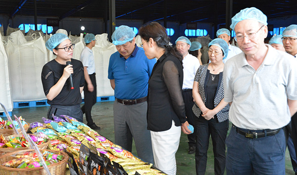 6月21日遼寧省副省長(zhǎng)郝春榮來正業(yè)花生考察指導(dǎo)(圖2) 2018062514584420.jpg