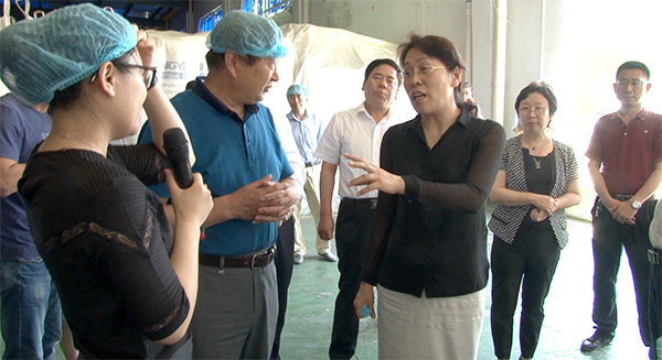 6月21日遼寧省副省長(zhǎng)郝春榮來正業(yè)花生考察指導(dǎo)(圖4) 2018062515012334.jpg