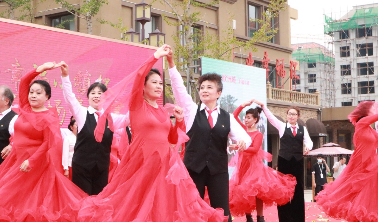 幸福筑城 全民共舞時代新姿——歐洲城·幸福小鎮(zhèn)杯葫蘆島首屆廣場舞大賽開幕式圓滿成功(圖4) 幸福筑城 全民共舞時代新姿——歐洲城·幸福小鎮(zhèn)杯葫蘆島首屆廣場舞大賽開幕式圓滿成功(圖4)