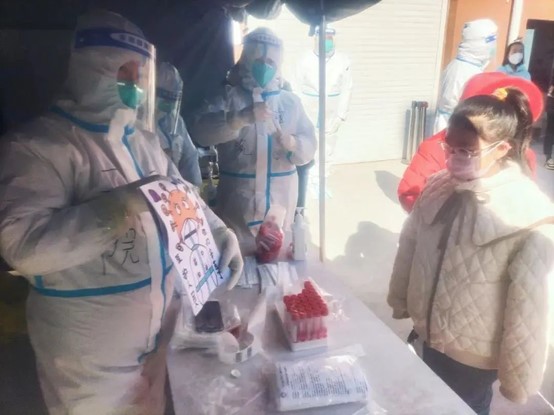 戰(zhàn)疫一線|6萬(wàn)人次，市二院核酸采樣醫(yī)療隊(duì)支援綏中的第24天！(圖2)