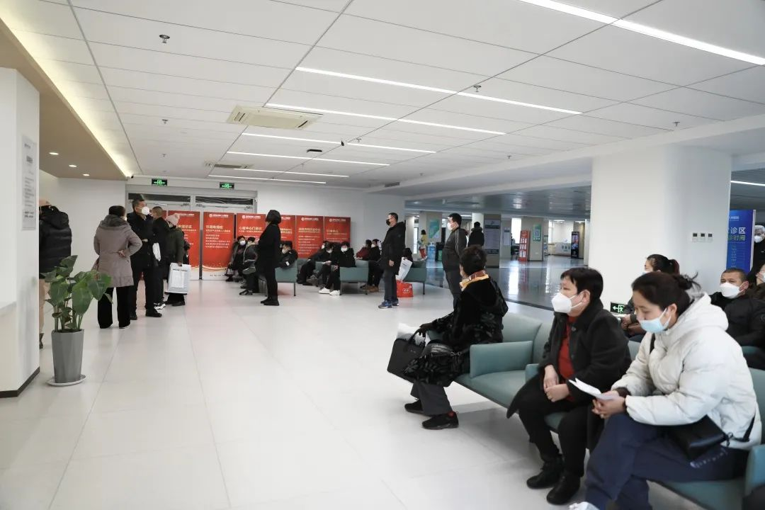 患者如潮，就診場面火爆！市二院著名專家診區(qū)百余位專家陸續(xù)來院出診(圖8)