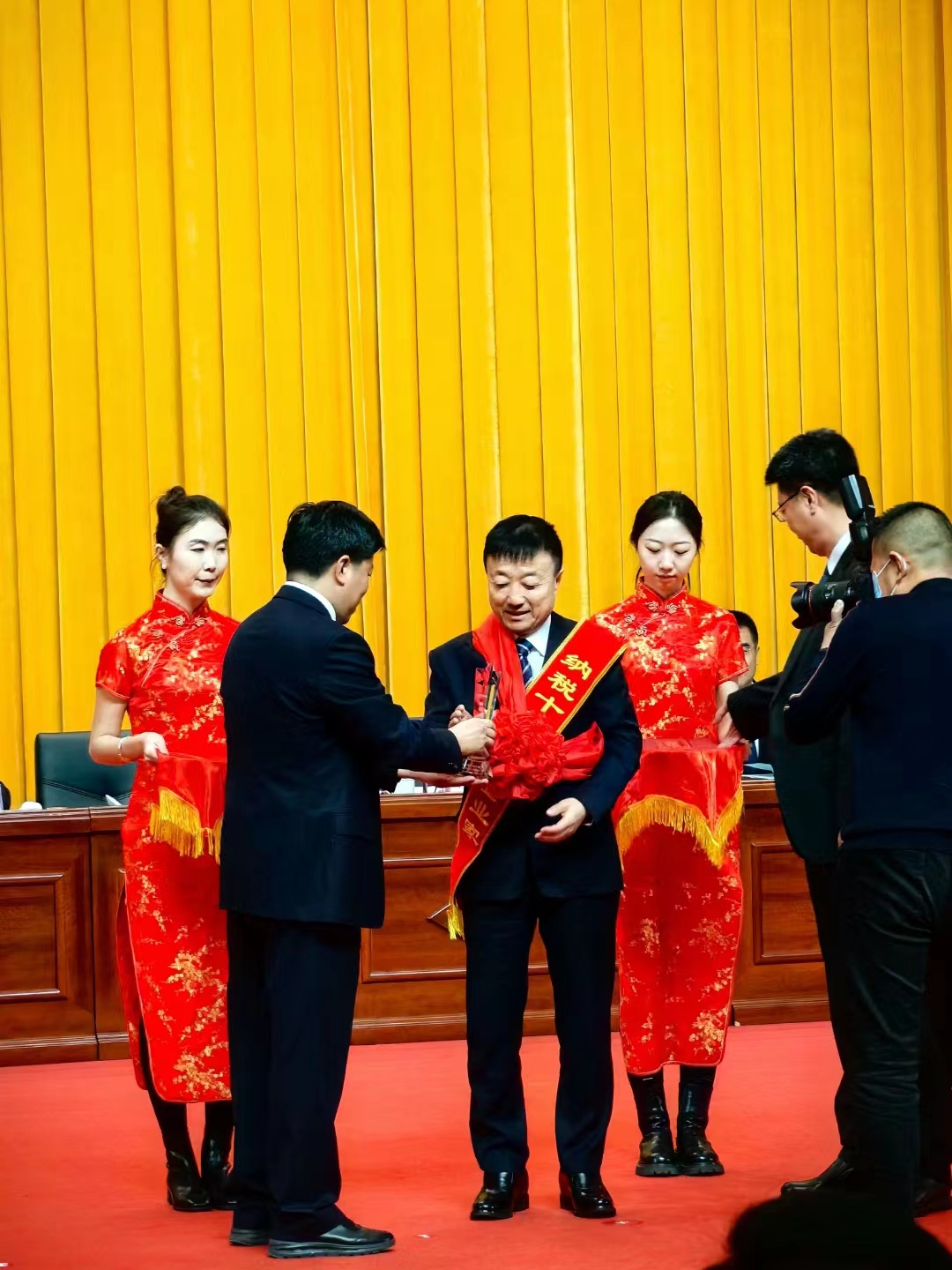 《全市民營經(jīng)濟(jì)大會》暨2023年度民營企業(yè)納稅十強(qiáng)表彰大會在葫蘆島市文化宮隆重召開，董事長趙立君先生代表集團(tuán)上臺領(lǐng)獎(圖3)