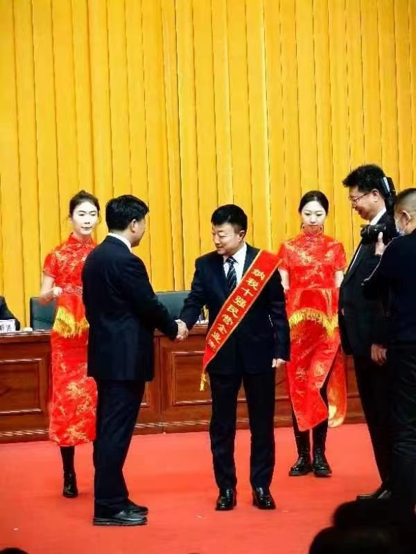 《全市民營經(jīng)濟(jì)大會》暨2023年度民營企業(yè)納稅十強(qiáng)表彰大會在葫蘆島市文化宮隆重召開，董事長趙立君先生代表集團(tuán)上臺領(lǐng)獎(圖2)