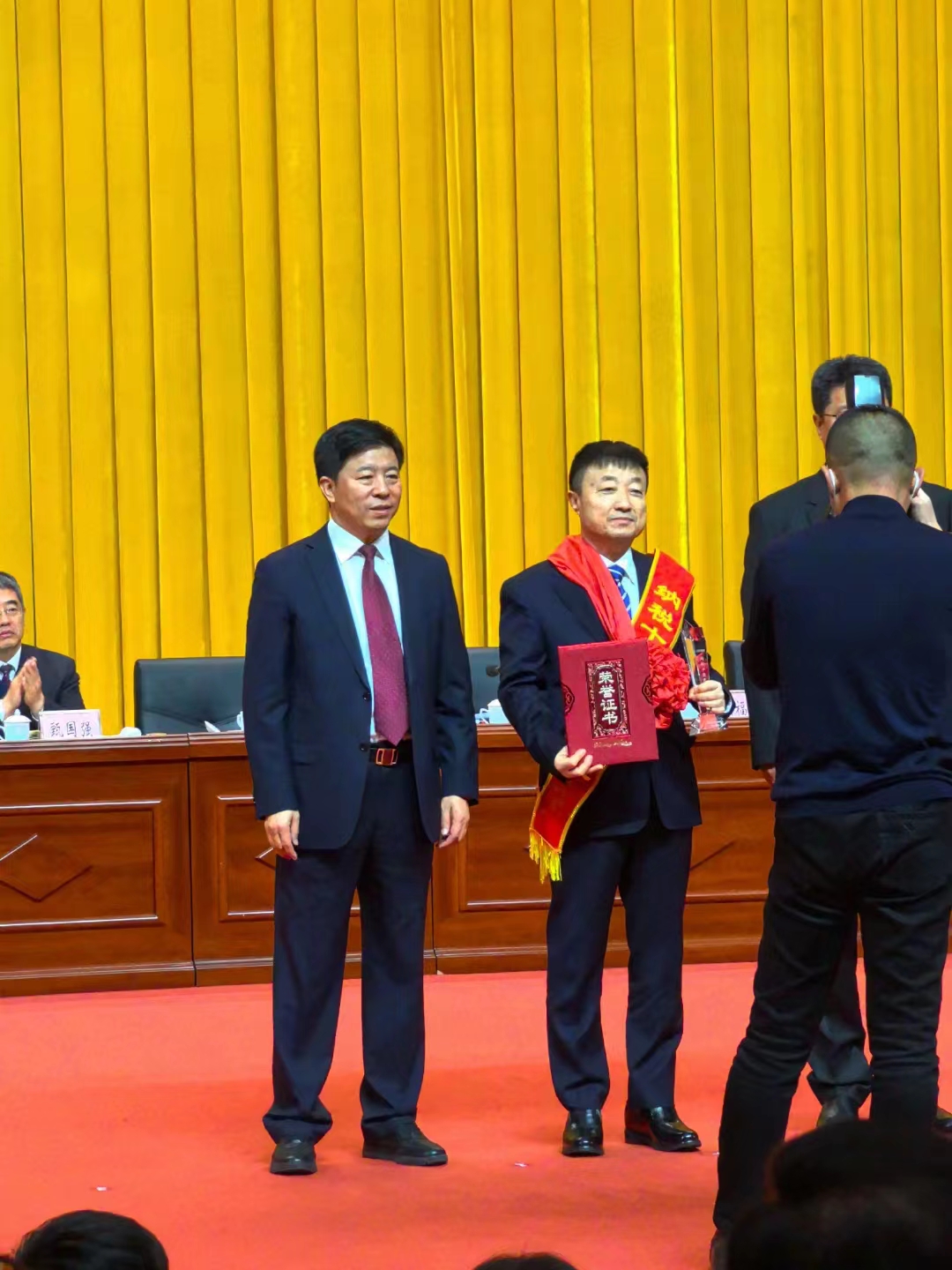 《全市民營經(jīng)濟(jì)大會》暨2023年度民營企業(yè)納稅十強(qiáng)表彰大會在葫蘆島市文化宮隆重召開，董事長趙立君先生代表集團(tuán)上臺領(lǐng)獎(圖4)